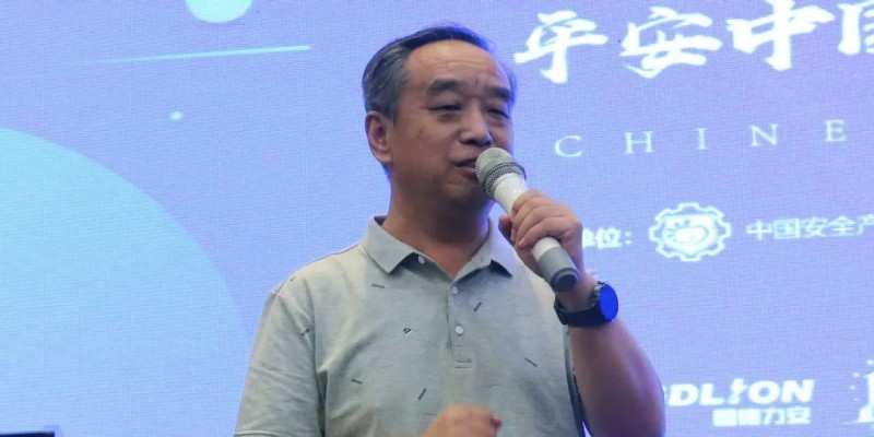 高偉